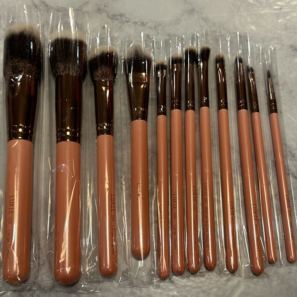 New in Package 
Luxie
Rose Gold 
Pink 
Makeup Brush 
Set of 12
with holder